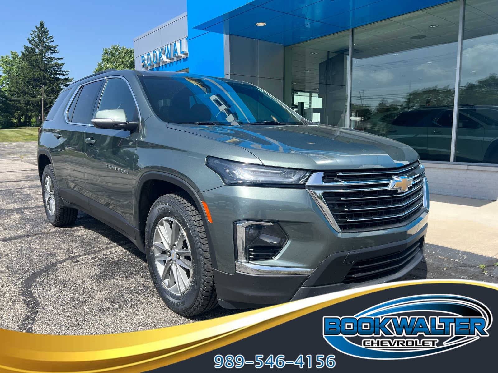2023 Chevrolet Traverse LT Cloth in Silver Sage Metallic — front three-quarter view